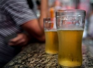 Alcool-e-cigarro-podem-causar-cegueira-alertam-especialistas.jpg
