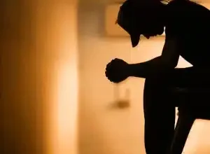 Estudo-mundial-identifica-centenas-de-variacoes-geneticas-ligadas-a-depressao.webp.webp
