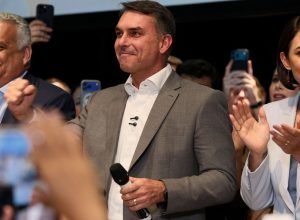 Flavio-Bolsonaro-recebe-apoio-de-partidos-e-fala-em-mudar.jpg