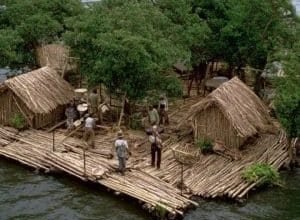 Homem-abandona-cidades-e-constroi-vila-flutuante-sozinho.jpg