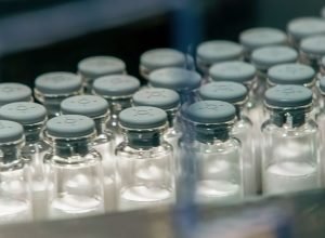Vacina-contra-a-dengue-do-Butantan-comeca-a-ser-aplicada.jpg