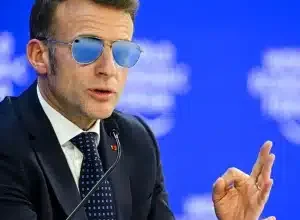Visual-de-Macron-em-Davos-faz-acoes-de-fabricante-de.webp.webp
